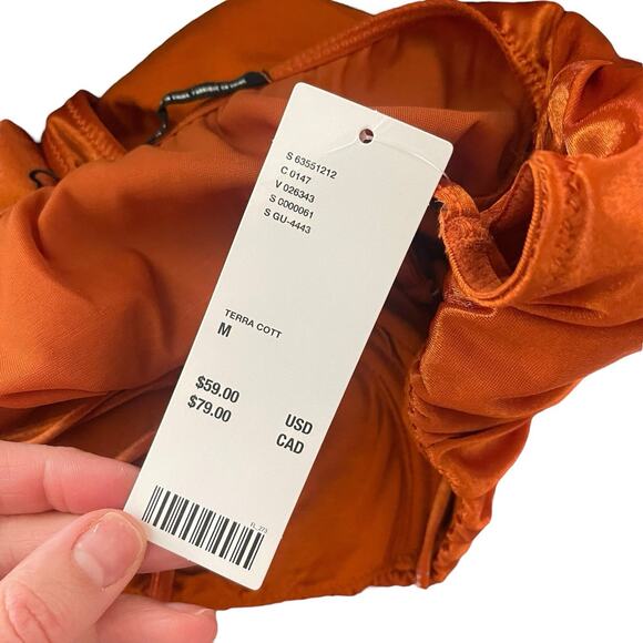 NWT Out From Under Womens Medium Bodysuit Thong Open Back Top Underwire Cups - Picture 3 of 11